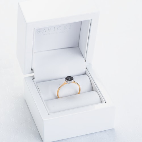 Pierścionek zaręczynowy SAVICKI: dwukolorowe złoto, czarne diamenty